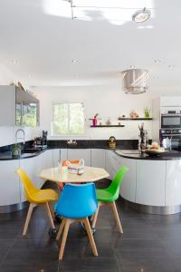 Villas Belle Villa moderne avec piscine et jardin : photos des chambres