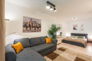 Modern Newly-built Home by the New York Cafe