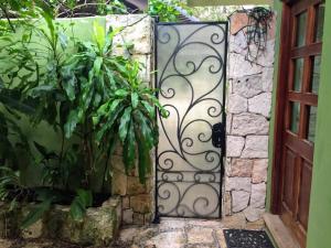 Casa Beard, Spacious Guest House with High Speed WiFi & Pool.