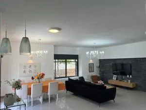 וילה מפנקת ומאובזרת במיקום מעולה - 赖维