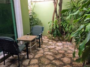 Casa Beard, Spacious Guest House with High Speed WiFi & Pool.