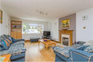 Spacious 5 Bedroom 11 Guest Family House in Horsham