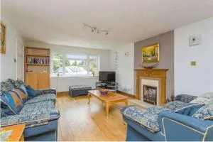 Spacious 5 Bedroom 11 Guest Family House in Horsham - Roffey
