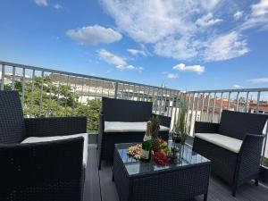 Contemporary Apartment with Stunning Views 20