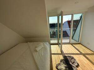 Contemporary Apartment with Stunning Views 20