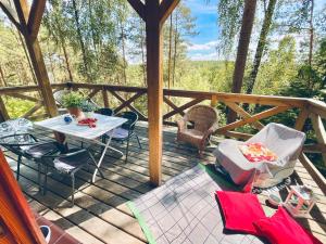 Anika dom w lesie nad jeziorem Słupinko