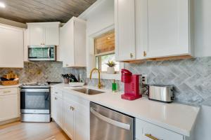 Luxe Sevierville Home with Deck Near Pigeon Forge!