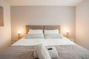 Charming, Stylish 2-Bedroom Home for 5, Fast Wi-Fi