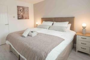 Charming, Stylish 2-Bedroom Home for 5, Fast Wi-Fi