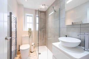 Modern 2BR Home, Central Location & Hi Speed Wi-Fi