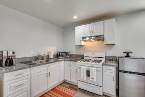 Sleek San Fernando Studio ~ 14 Mi to Universal