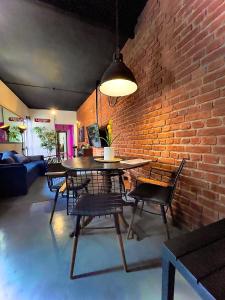 Gzira Prime Spot, Stylish Industrial Apt, Sleeps 11