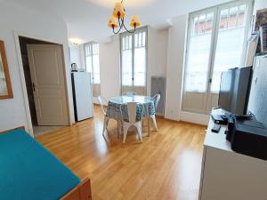 Appartements L'Isard, T2, centre Luchon, wifi, ascenseur, casier a ski : photos des chambres