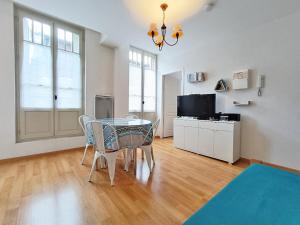 Appartements L'Isard, T2, centre Luchon, wifi, ascenseur, casier a ski, 4 personnes : photos des chambres