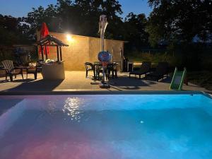 Villas Villa tout confort climatisee 6 couchages piscine chauffee avec terrasse ombragee et boulodrome eclaires, barbecue, grand terrain clos, wifi gratuit : photos des chambres