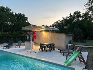 Villas Villa tout confort climatisee 6 couchages piscine chauffee avec terrasse ombragee et boulodrome eclaires, barbecue, grand terrain clos, wifi gratuit : photos des chambres