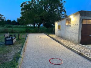 Villas Villa tout confort climatisee 6 couchages piscine chauffee avec terrasse ombragee et boulodrome eclaires, barbecue, grand terrain clos, wifi gratuit : photos des chambres