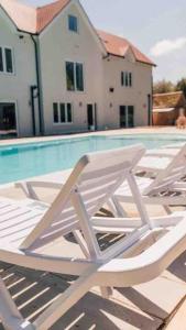Luxury house with pool and hot tub - sleeps 16