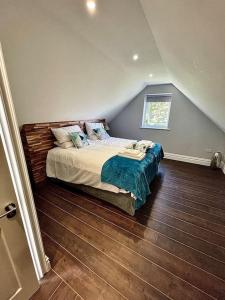 Luxury house with pool and hot tub - sleeps 16