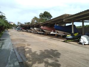 AP do LAGO, com Churrasqueira privativa , cozinha , internet no ap, rampa barco e jet, pesqueiro - B101