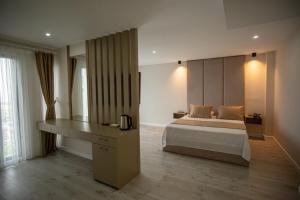 THE DECK OTEL