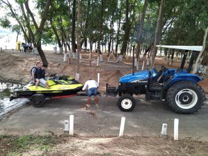 AP do LAGO, com Churrasqueira privativa , cozinha , internet no ap, rampa barco e jet, pesqueiro - B101