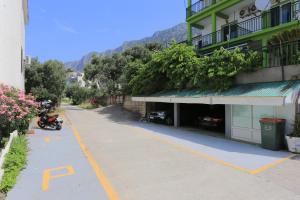 Apartments with a parking space Gradac, Makarska - 2784