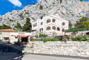 Apartments with a parking space Omis - 20787