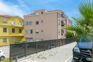 Apartments with a parking space Kastel Stafilic, Kastela - 20926