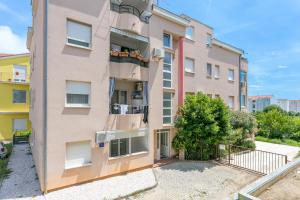 Apartments with a parking space Kastel Stafilic, Kastela - 20926