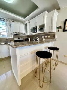 Luxury 5 Beds Penthouse - Private Jacuzzi & Karaoke Bar & Free Parking