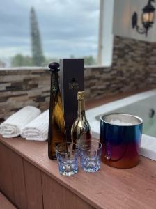 Luxury 5 Beds Penthouse - Private Jacuzzi & Karaoke Bar & Free Parking