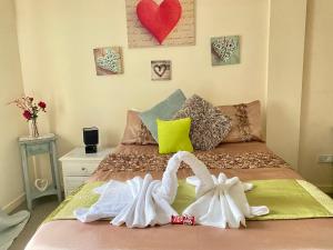 Lovely double room with private bathroom and Double room with shared toilet & PARKING FREE - Priváty, Edinburgh