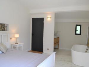 Maisons de vacances Nice holiday home in Saint Paul en For t with pool : photos des chambres