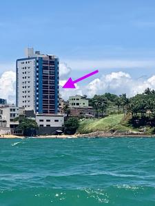 Apartamento vista do mar, pé na areia e águas tranquilas, no cento de Guarapari