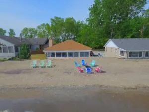 Private Sand Beach Cottage - Sleeps 10 - Lacarne