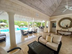Modern 3 bed, plunge pool and gated community