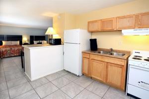 Standard Room with Kitchenette room in Blue Marlin Motel