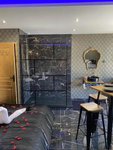 Love hotels Suite jacuzzi 50 nuances : photos des chambres