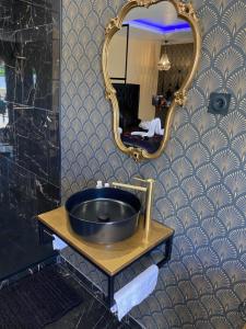 Love hotels Suite jacuzzi 50 nuances : photos des chambres