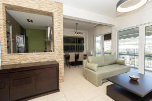 Delmare Kram Vee apartment