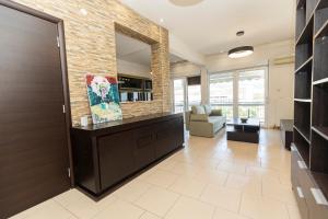 Delmare Kram Vee apartment