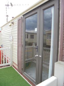 Promenade Retreat 6 berth, access to the beach