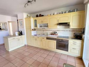 Appartements Appartement T3 avec garage privatif, terrasse, a 400m des plages et proches commerces - FR-1-316-229 : photos des chambres