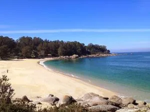 Playa, Jardín y piscina en Cabo Udra - Буеу