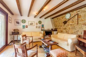 Villa Olmo With Private Pool - Happy Rentals