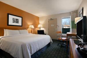 King Room - Non-Smoking room in Days Inn by Wyndham Chattanooga/Hamilton Place