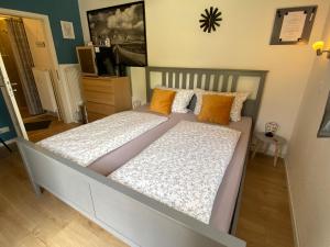 Kleines Doppelzimmer mit eigenem Bad und Kühlschrank, frisch saniert