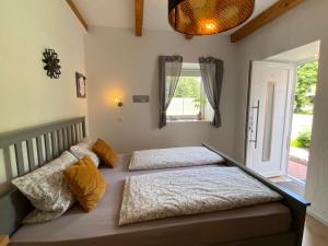 Kleines Doppelzimmer mit eigenem Bad und Kühlschrank, frisch saniert