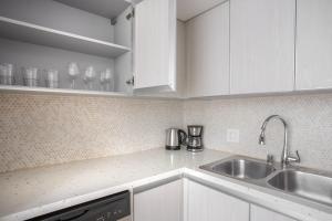 Brentwood 1br w rooftop nr shops bars LAX-1076